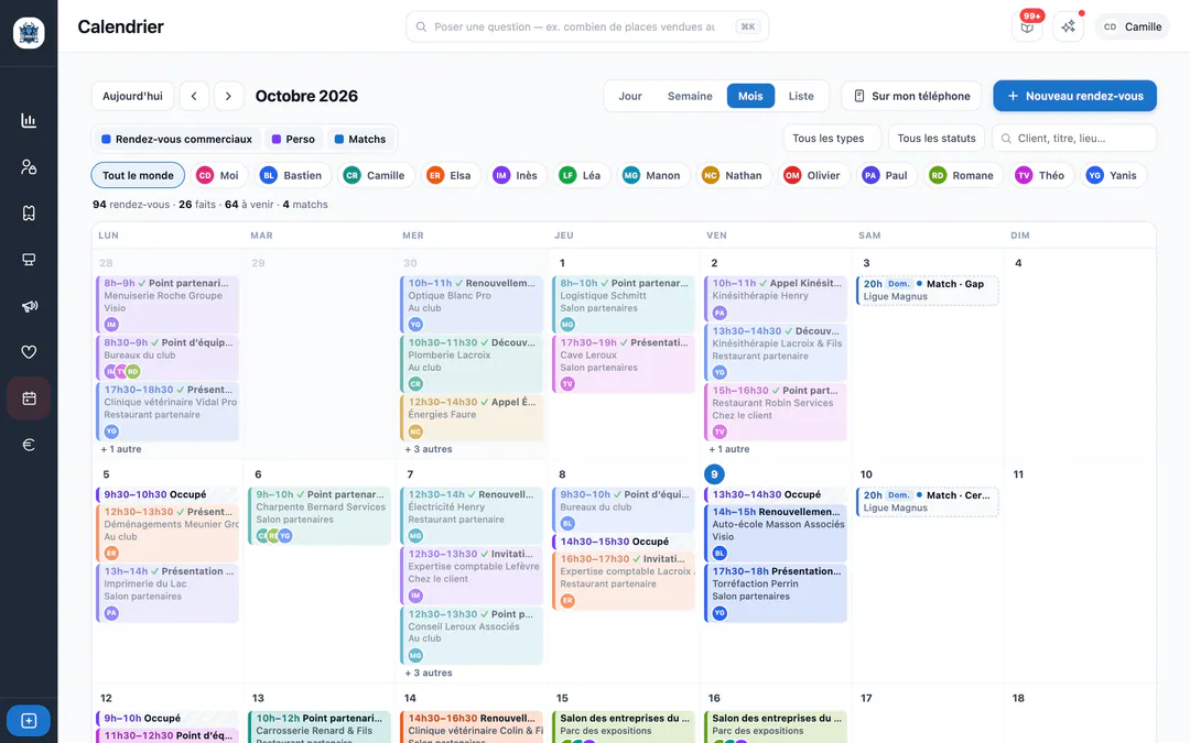 Écran de STRAW web (Démoniak Hockey (mode démo)) : Calendrier — mois. Agenda d'octobre 2026 : rendez-vous commerciaux par commercial (couleurs, lieux, statut fait) et matchs à domicile.