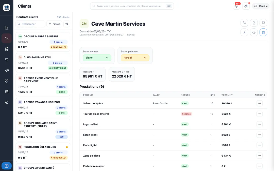 Écran de STRAW web (Démoniak Hockey (mode démo)) : Clients — liste et fiche. Liste des contrats clients à gauche, fiche « Cave Martin Services » (signé, paiement partiel, 65 961 € HT, 9 prestations) à droite.