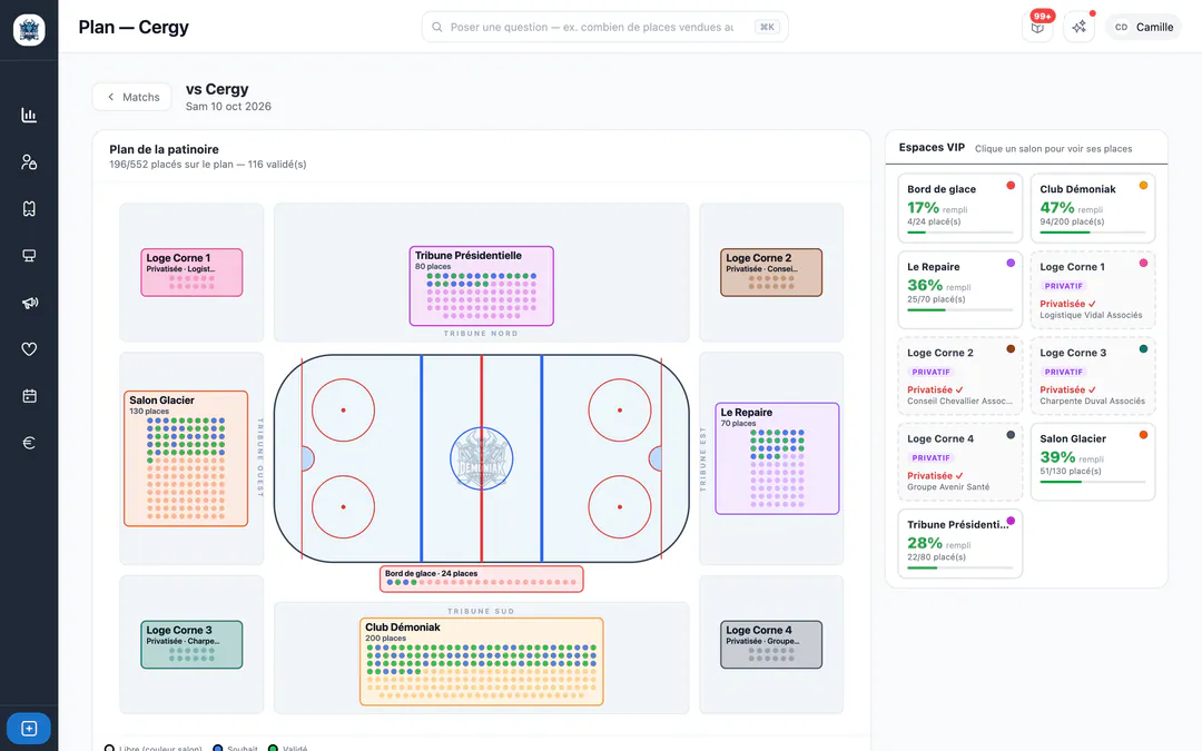 Écran de STRAW web (Démoniak Hockey (mode démo)) : Plan de la patinoire. Plan interactif de la patinoire pour le match contre Cergy : chaque siège coloré (libre, souhait, validé) et les espaces VIP avec leur remplissage et les loges privatisées.